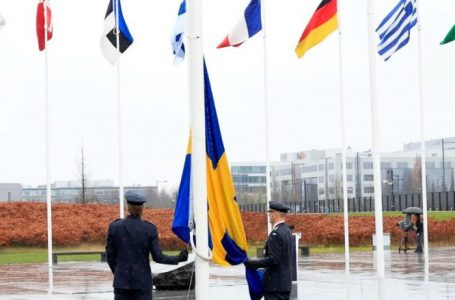 Suedia mirëpritet në NATO me ceremoninë e ngritjes së flamurit