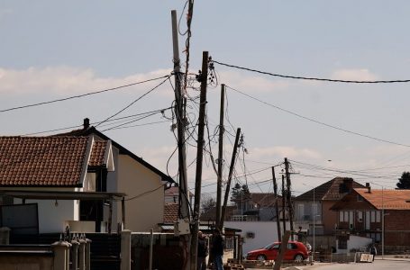 Shtyllat elektrike të dëmtuara rrezikojnë banorët në paralagjen Brekoc