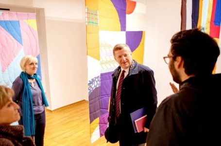 Szunyog viziton Galerinë Kombëtare, flet për mbështetje në kulturë