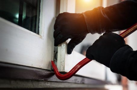 Dyshohet se kreu vjedhje në tri lokacione, arrestohet një person