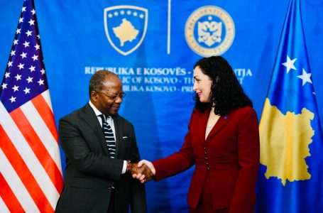 Zyrtari amerikan në Kosovë, ambasada: Të nderuar me vizitën e tij