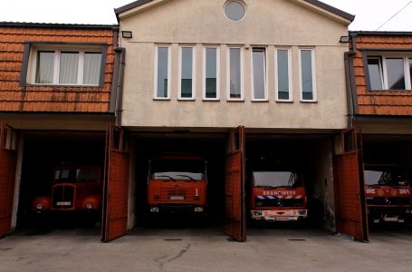 Zjarrfikësit në Gjakovë me uniforma dhe automjete të vjetëruara