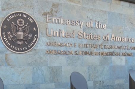 Ambasada e ShBA-së në Kosovë: Nderojmë kontributin e mësuesve të Kosovës