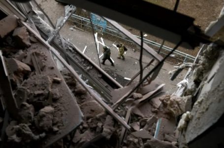 Bomba e re e lëshuar nga Rusia shkakton shkatërrime dhe viktima në vijat e frontit të Ukrainës