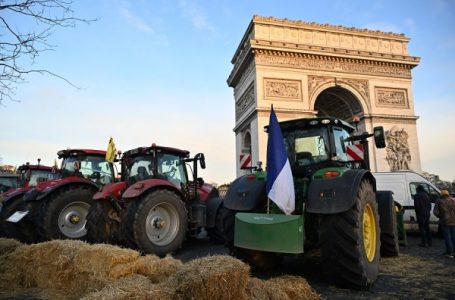 Rifillojnë protestat nga fermerët​ francezë, bllokojnë rrugët me traktorë në Paris