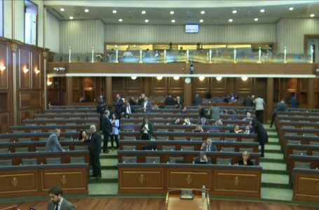 Opozita lëshon sallën, shkak raporti i DASH e marrëveshjet ndërkombëtare