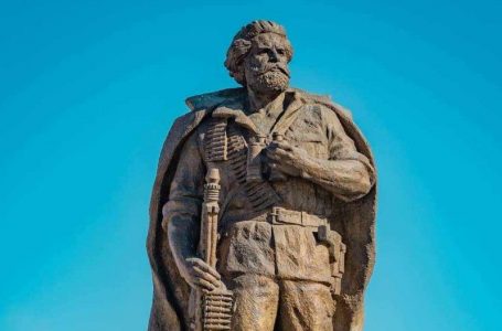 Prishtina do të shpallë konkurs ndërkombëtar për monumentin e Adem Jasharit në kryeqytet