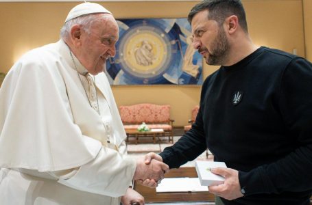 Papa thotë se Ukraina duhet të ketë guximin e “flamurit të bardhë” të negociatave me Rusinë