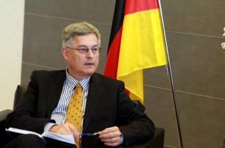 Ish-diplomati gjerman: Qeveria e Kosovë të jetë e qetë, të konsultohet me SHBA-të e BE-në