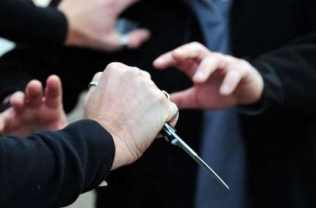 Kamarieri i një lokali në Gjakovë ther me thikë klientin