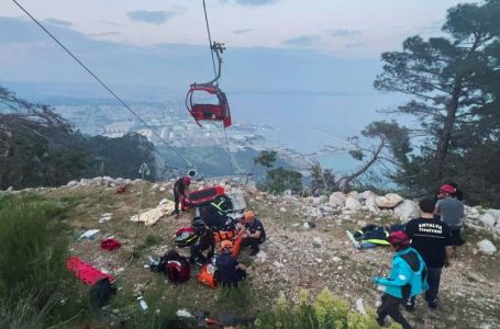 Kabina e teleferikut përplaset me shtyllën, 1 viktimë dhe 10 të lënduar