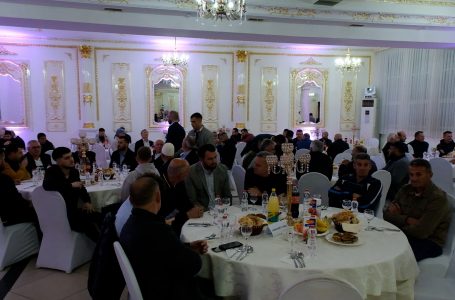 Bashkësia Islame në Gjakovë shtron iftar për besimtarë dhe përfaqësues të institucioneve