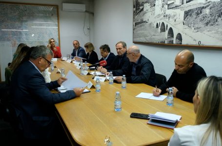 Nënshkruhet kontrata e re për ndriçim publik në Komunën e Gjakovës