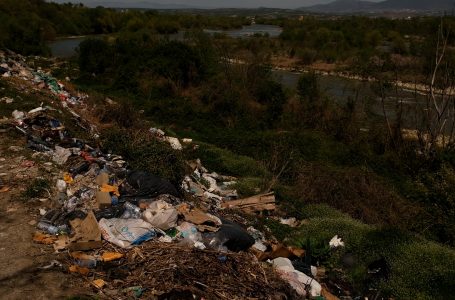 Brigjet e Drinit të Bardhë në Rogovë të ndotura nga banorët që hudhin mbeturina