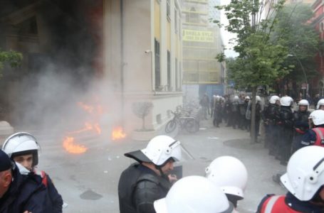 Opozita në Tiranë hodhi molotov para Bashkisë, SHBA-BE-Britani:Dënojmë aktet e dhunës