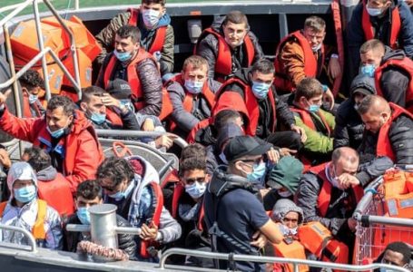 The Guardian: Emigrantët shqiptarë mbahen të burgosur në Britani, edhe pse kanë pranuar vullnetarisht riatdhesimin