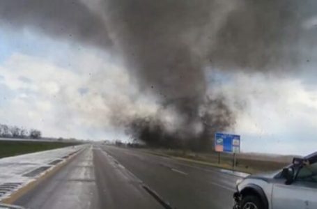 Tornado godet disa pjesë në Nebraska