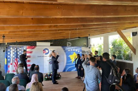 Ambasadori amerikan, Jeffrey Hovenier administron betimin për 10 vullnetarë të rinj të Korpusit të Paqes në Kosovë, 29 prill 2024.
(Foto: Dukagjini)
