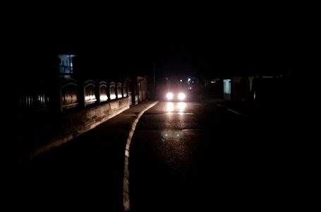 Ankohen banorët e lagjes në afërsi të Stacionit të Autobusëve për mungesë ndriçimi