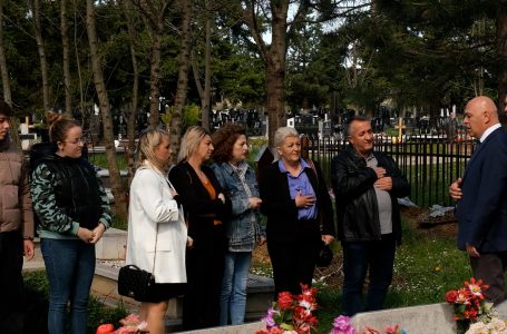 Kryetari Gjini nderon me homazhe viktimat e 1 dhe 2 prillit në lagjen e I-rë të Gjakovës