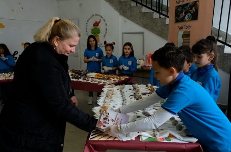 “Dhuro një libër, merr një ëmbëlsirë”, projekt nga nxënësit e shkollës “Mustafa Bakija”