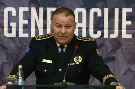 Hoxha policëve të rinj: Keni marrë vendim të drejtë, duke vënë veten në shërbim të vendit