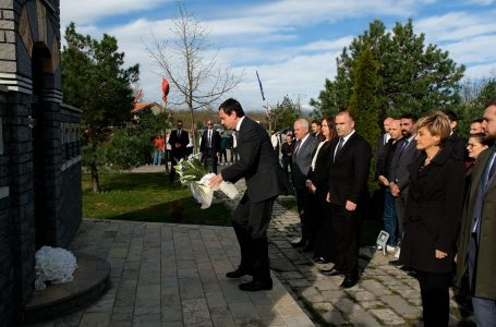 Kryeministri Kurti kujton masakrën e Kralanit, kërkon presion ndaj Serbisë për fatin e viktimave