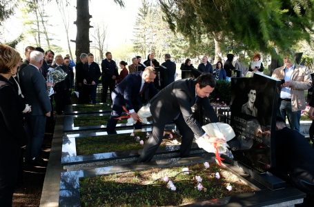 Kryeministri Kurti nderon me homazhe viktimat e masakrës së Vejsave