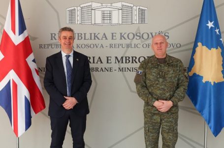 Ambasadori britanik e falënderon Jasharin për stërvitjen e trupave ukrainase nga FSK-ja