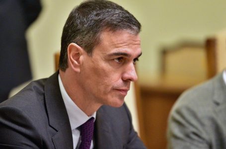 Kryeministri spanjoll, Pedro Sanchez nuk dorëhiqet pas akuzave ndaj gruas