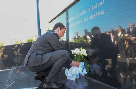 Kurti nderon të vrarët në Kaçanik: Po punojmë për një Kosovë të paqes, të drejtësisë dhe përparimit
