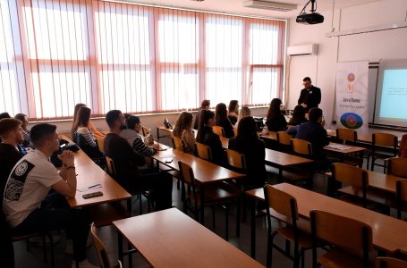 Studentët e mjekësisë diskutojnë për gjuhën dhe të drejtat e komunitetit rom