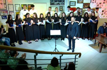 Mbahet koncert koral në shkollën e muzikës në Gjakovës