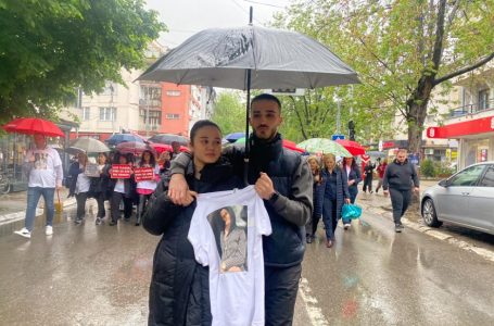 Protestës në Pejë po i prinë vajza e të ndjerës Gjyljeta Ukella