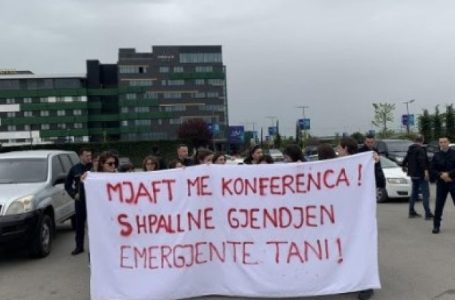 Vrasja në Pejë, proteston Kolektivi Feminist: Të shpallet gjendje emergjente