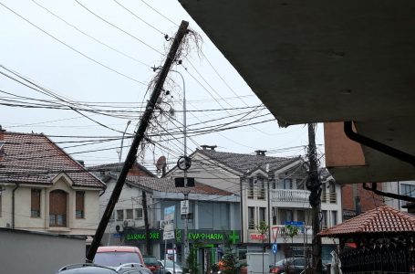 Shtyllat elektrike të dëmtuara, shqetësim për banorët e rrugës ”Aqif Blyta”