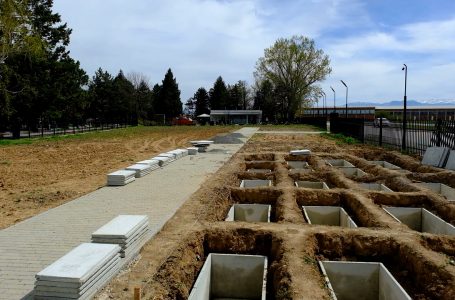Disa familje të dëshmorëve mohojnë se ka pasur dakordim paraprak për lokacionin e varrezave