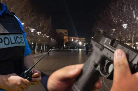 ​Të miturit në Prishtinë i gjendet arma në çantë
