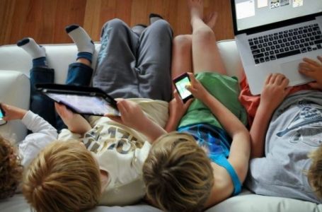 ​Fëmijët rrezikohen nga teknologjia, çka rekomandojnë psikologët dhe sociologët