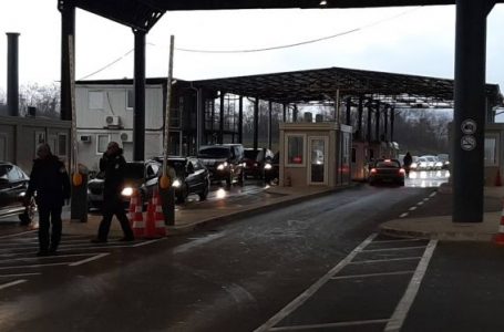 Automjetet me targa RKS ende të bllokuar në kufirat serb, mbi 12 orë pritje