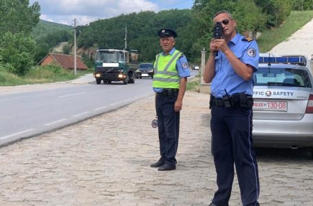 Policia shqiptoi mbi 2 mijë e 400 gjoba trafiku për 24 orë