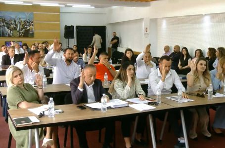 Kalon në asamble ndërtimi i hotelit në Park të Qytetit