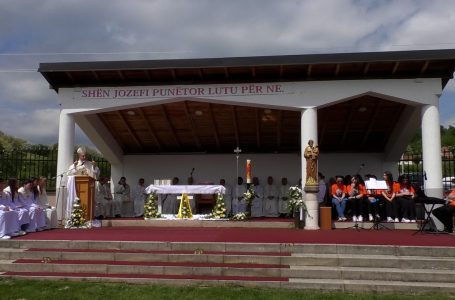 Besimtarët katolikë kremtojnë 1 majin, festën e Shën Jozefit punëtor