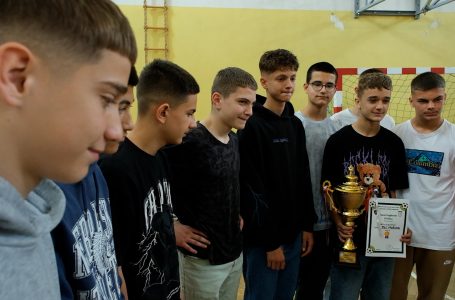 Nxënësit e shkollës “Yll Morina” triumfojnë në garat regjionale në futsall