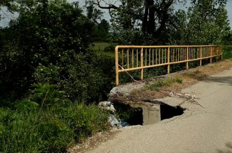 “Ura e Gushës” që lidh Nivokazin dhe Molliqin, ende e dëmtuar