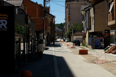 Rrugë tejet të dëmtuara brenda qytetit të Gjakovës