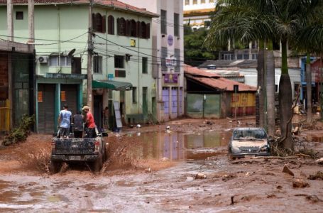 40 të vdekur dhe dhjetëra të zhdukur pas përmbytjeve