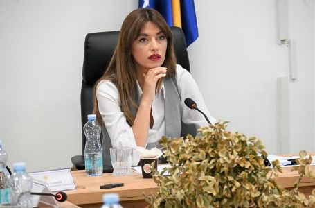 Njofton ministrja Haxhiu: U votua raporti i zbatimit për sundimin e ligjit