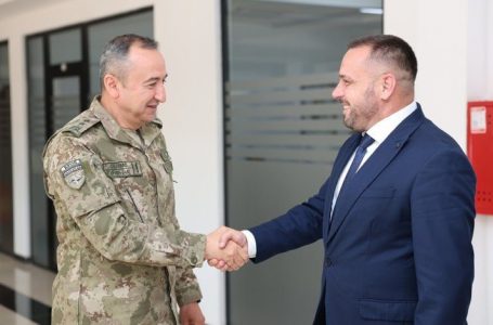 Maqedonci takon komandantin e KFOR-it, e njofton për fazën e tranzicionit të FSK-së