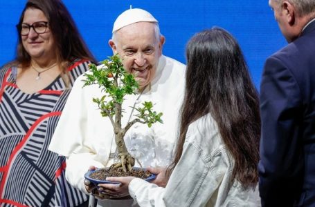Papa Françesku: Nënat nuk duhet të jenë në gjendje të zgjedhin mes punës dhe fëmijëve